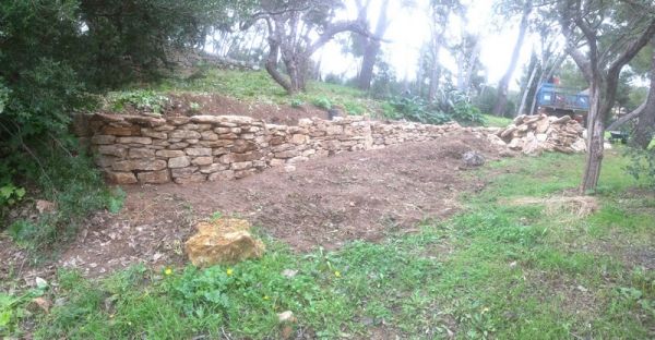 muret en pierres séches sur toulon dan le var